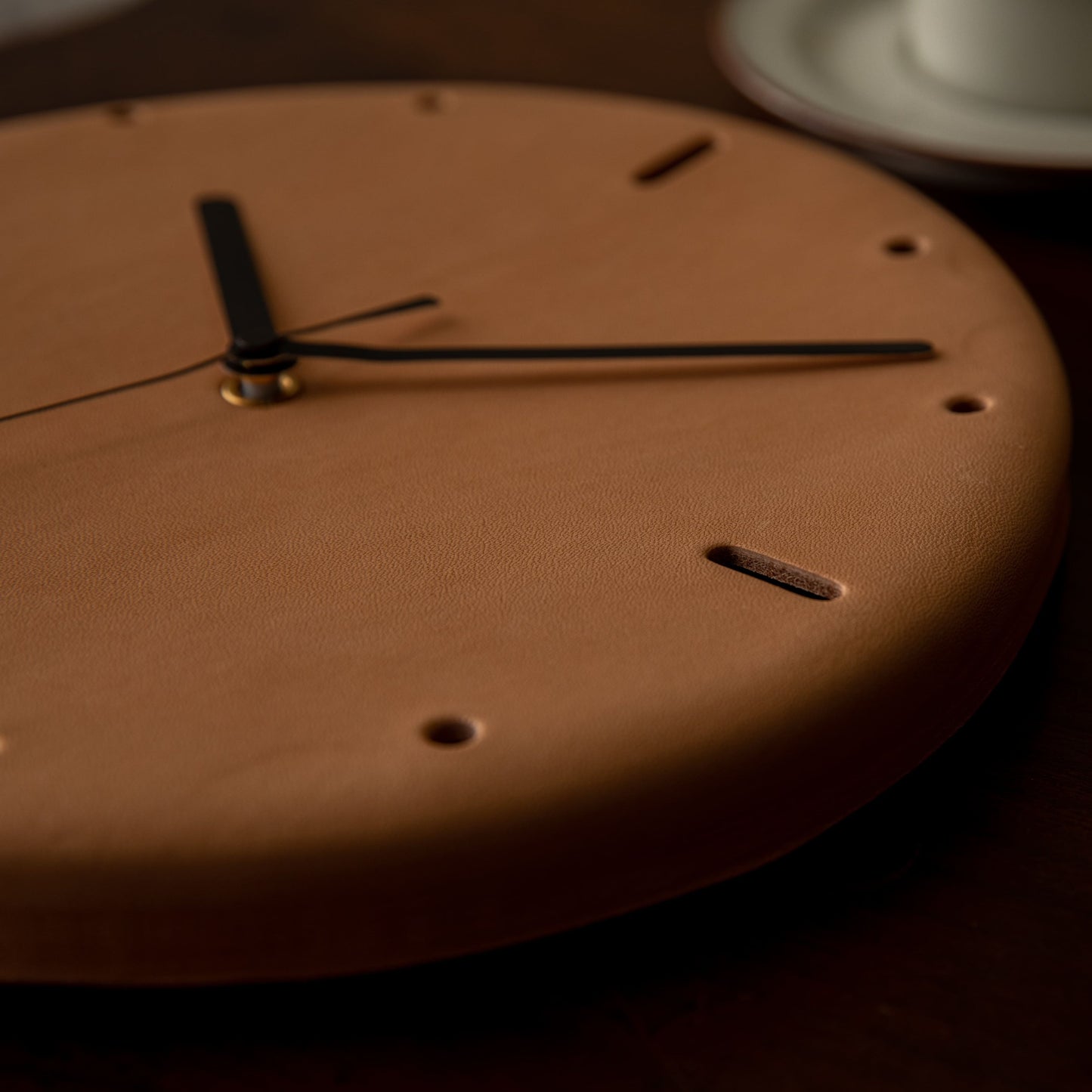 【VIP】センス光る「レザーかけ時計」(ヌメ革)