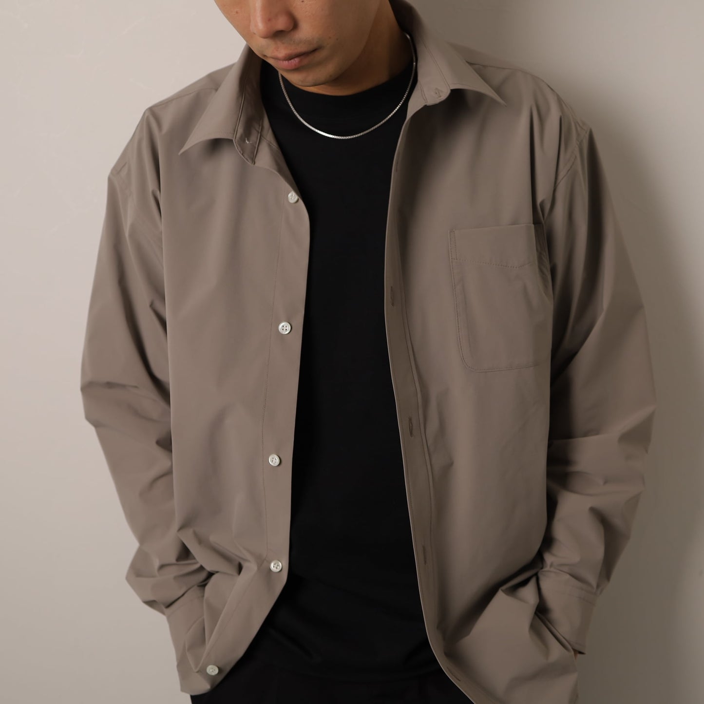 デートで着る「シワになりにくいシャツ」