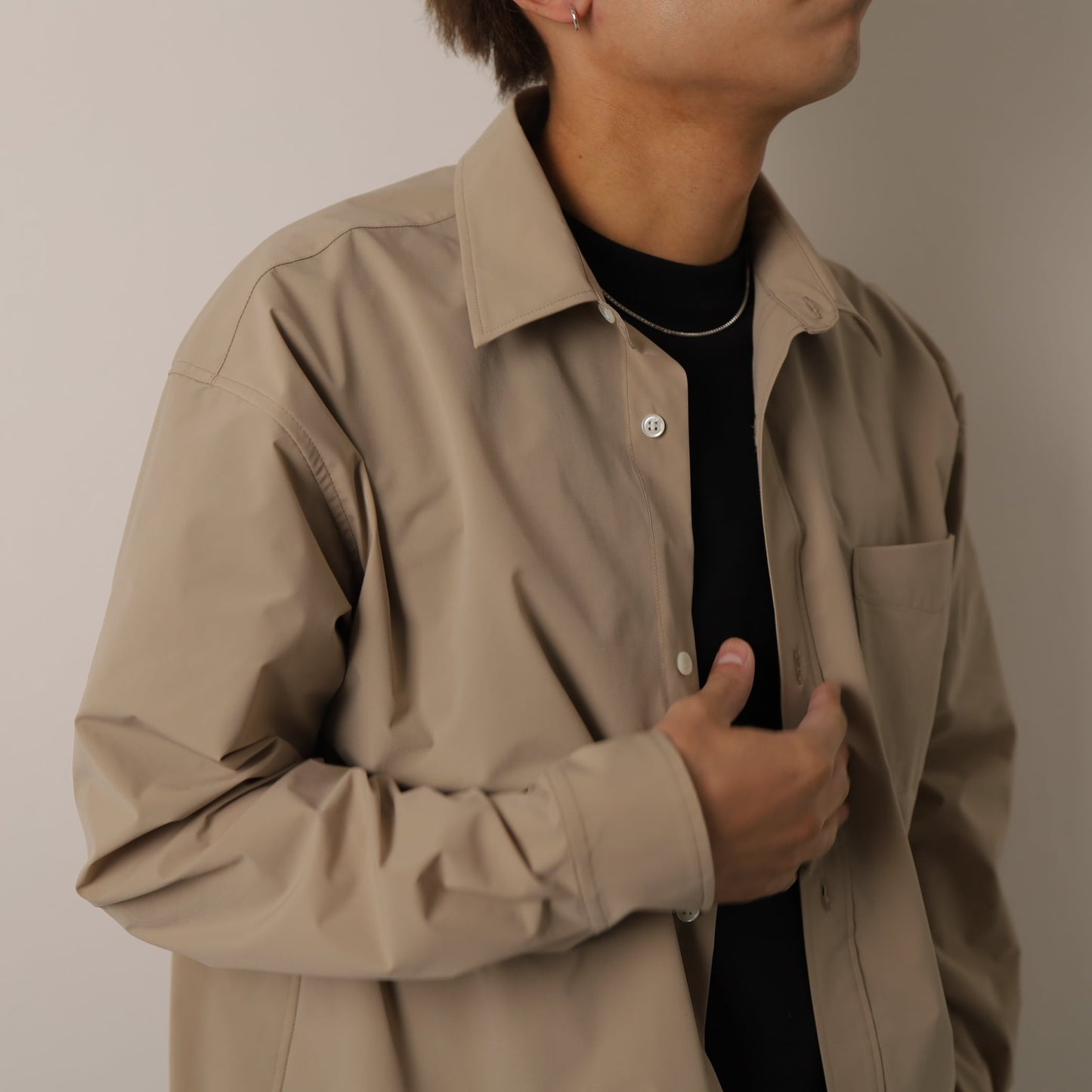 デートで着る「シワになりにくいシャツ」