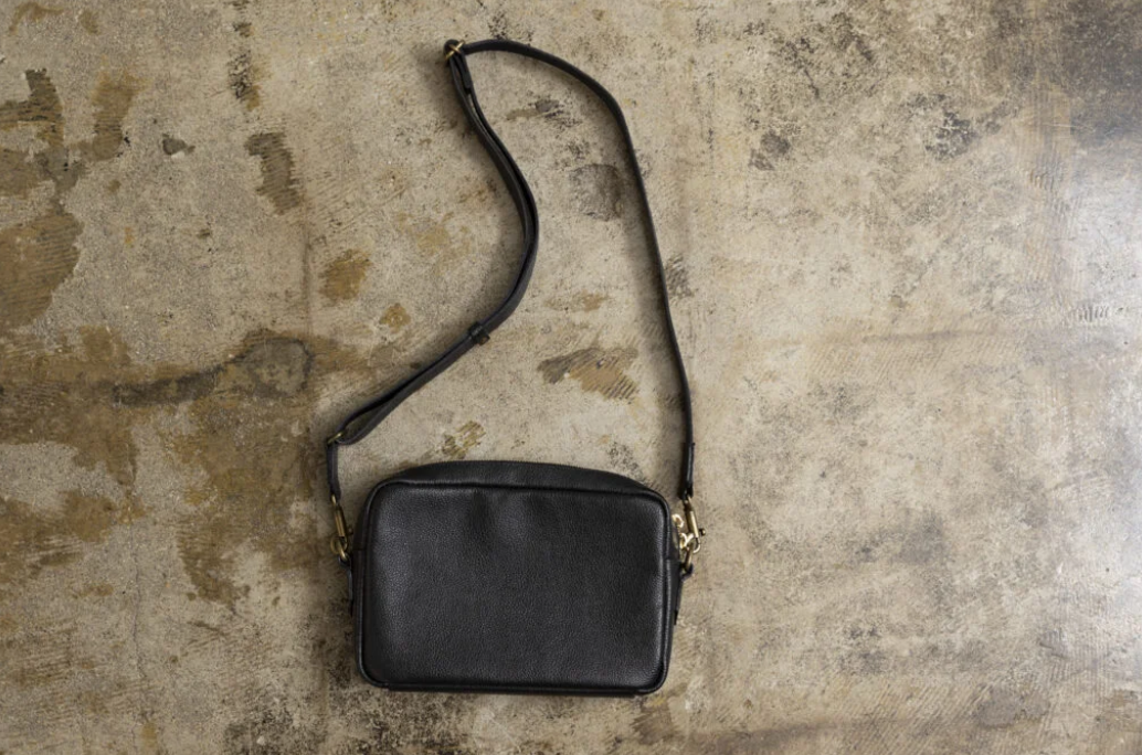 [Luxury] Body bag made of black leather