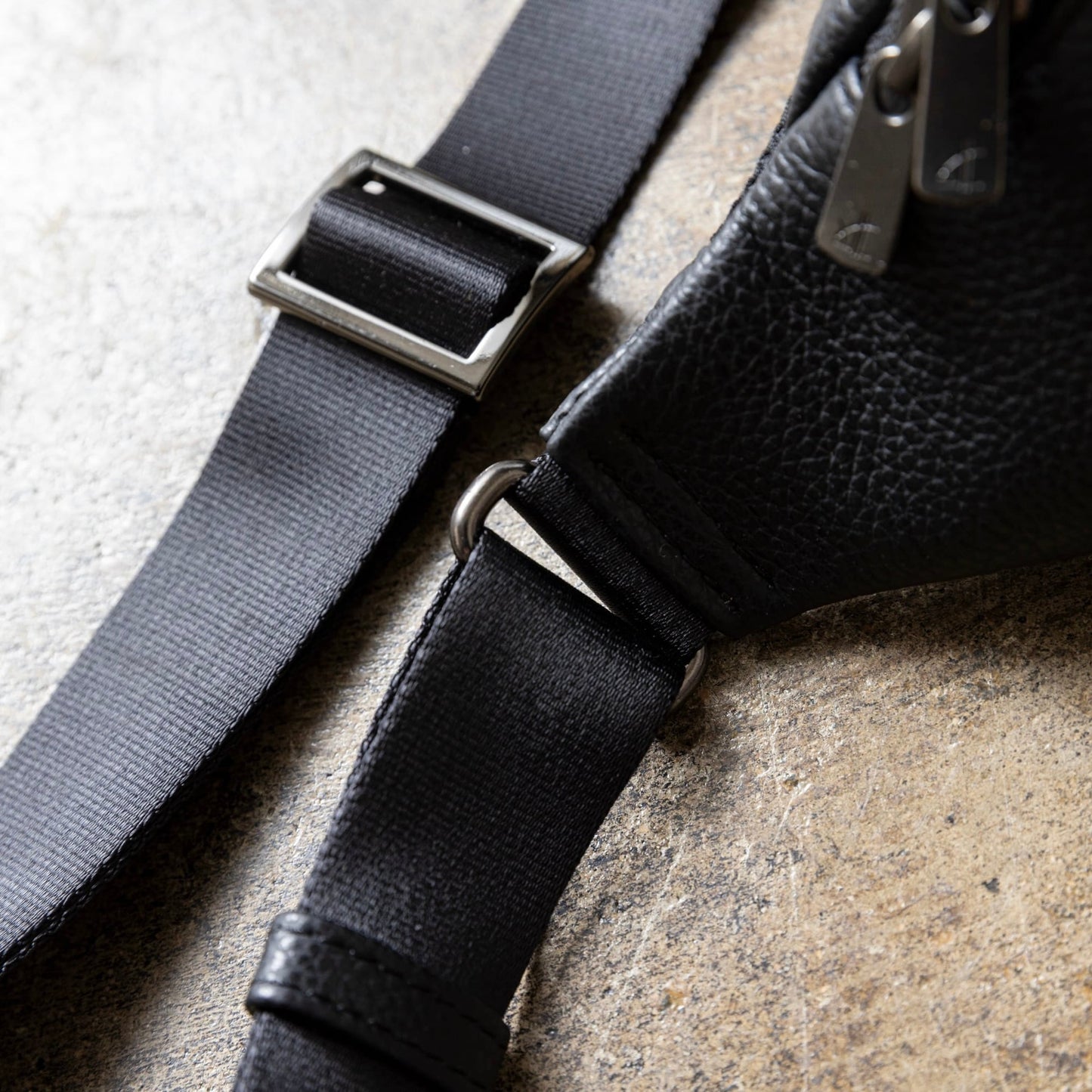 『ウエストバッグ』日常を、上質で運ぶ