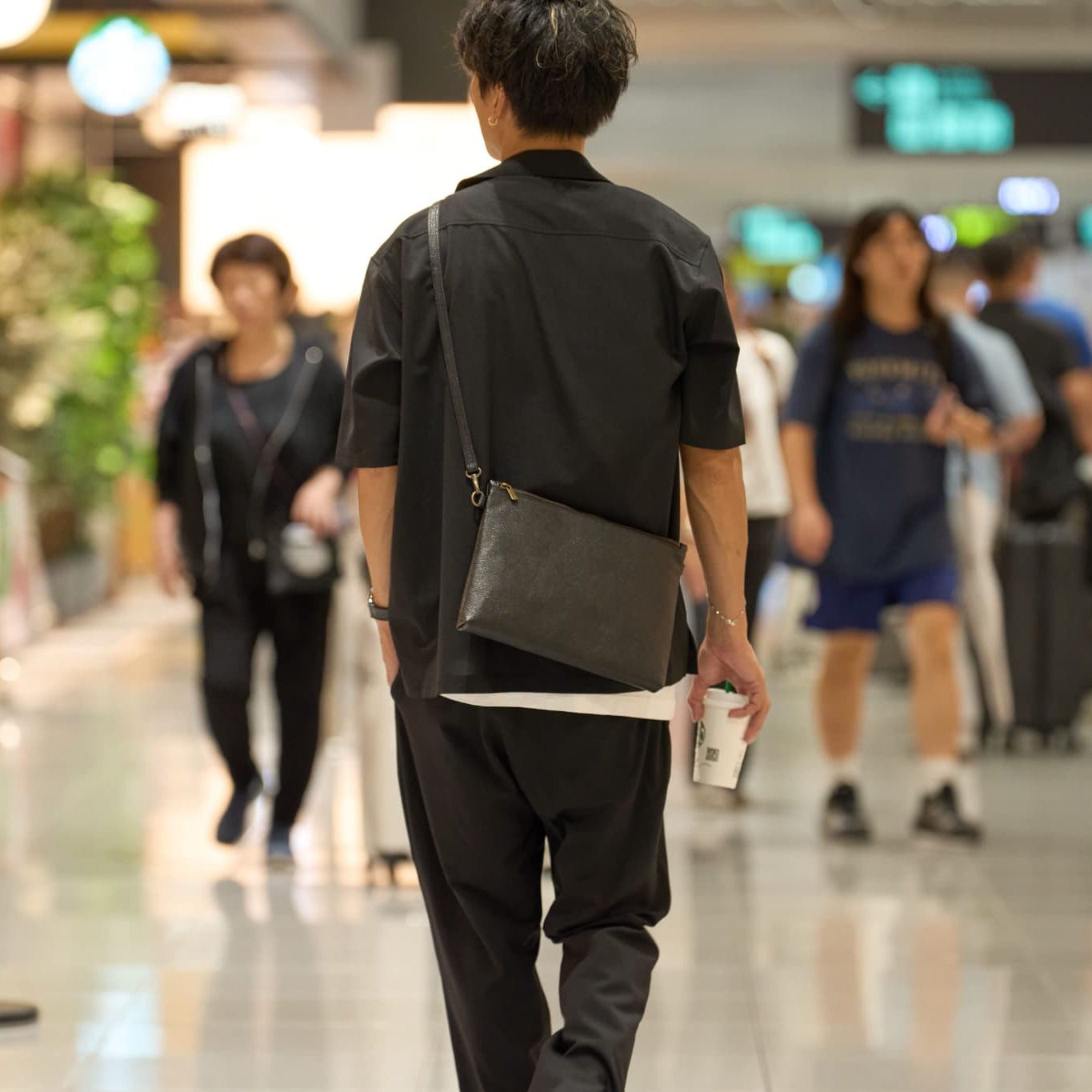 革のダイヤ「黒桟革ショルダーバッグ(大)」（戦国時代から続くレザー）