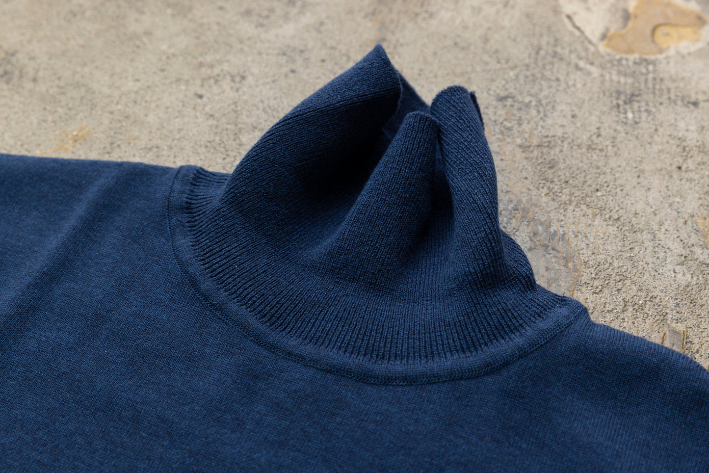 イタリア直輸入の「上品を演出する"タートルネック"」