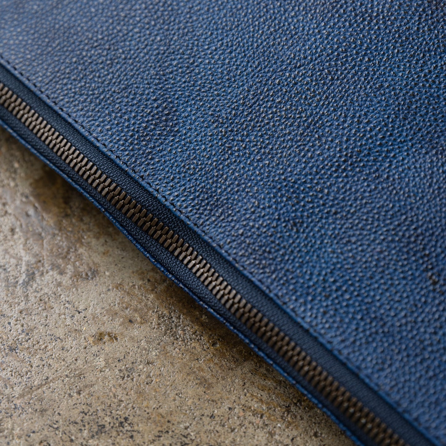 革のダイヤ「黒桟革ショルダーバッグ」（戦国時代から続くレザー）