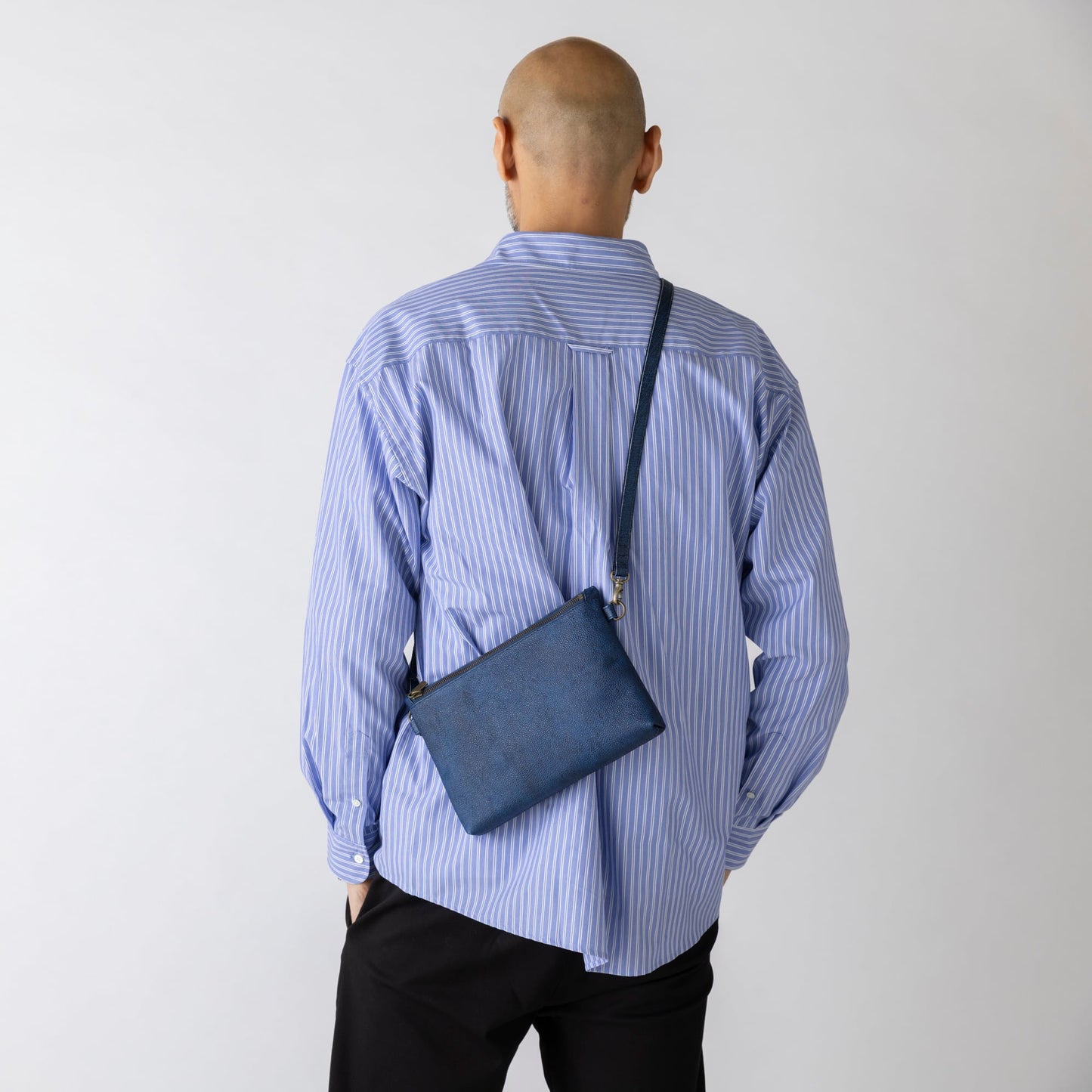 革のダイヤ「黒桟革ショルダーバッグ」（戦国時代から続くレザー）