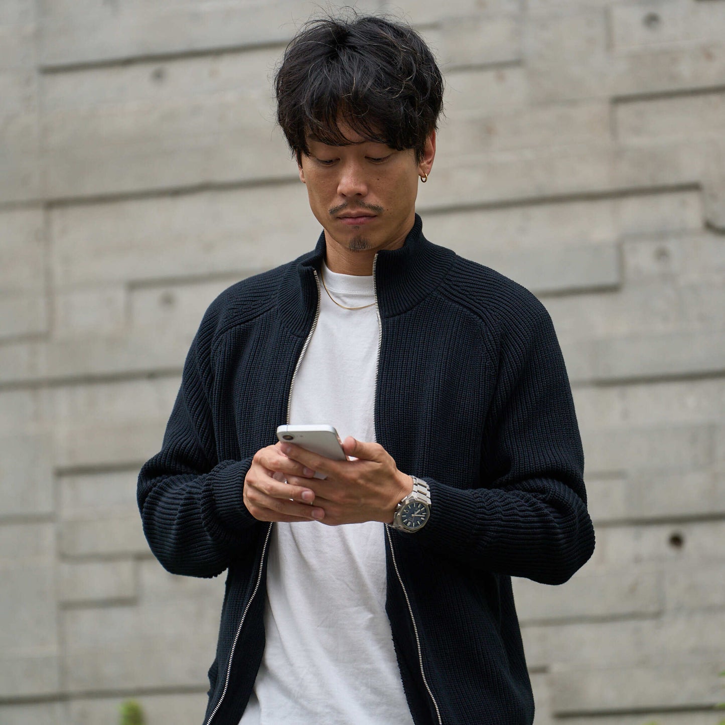 休日のOFFも、仕事のONも。大人の「ドライバーズニット」