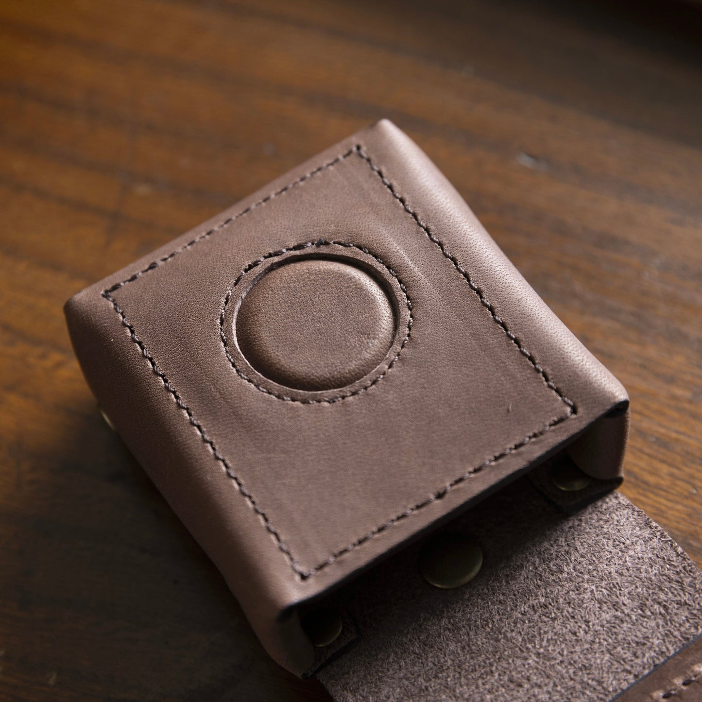 イヤホンケース「防水レザー × サステナブル」 長く使えるものを。小物から。