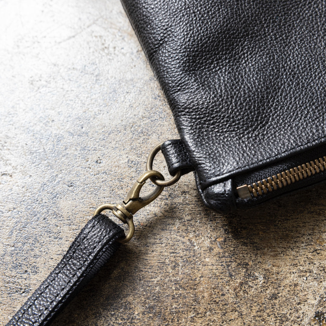 革のダイヤ「黒桟革ショルダーバッグ」（戦国時代から続くレザー）