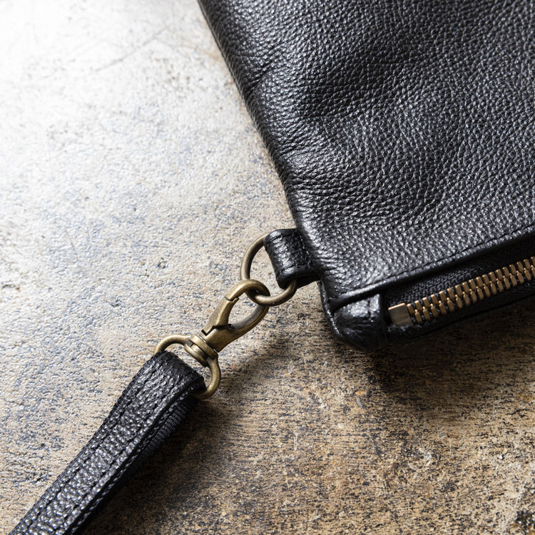 「黒桟革ショルダーバッグ」（Regularサイズ）