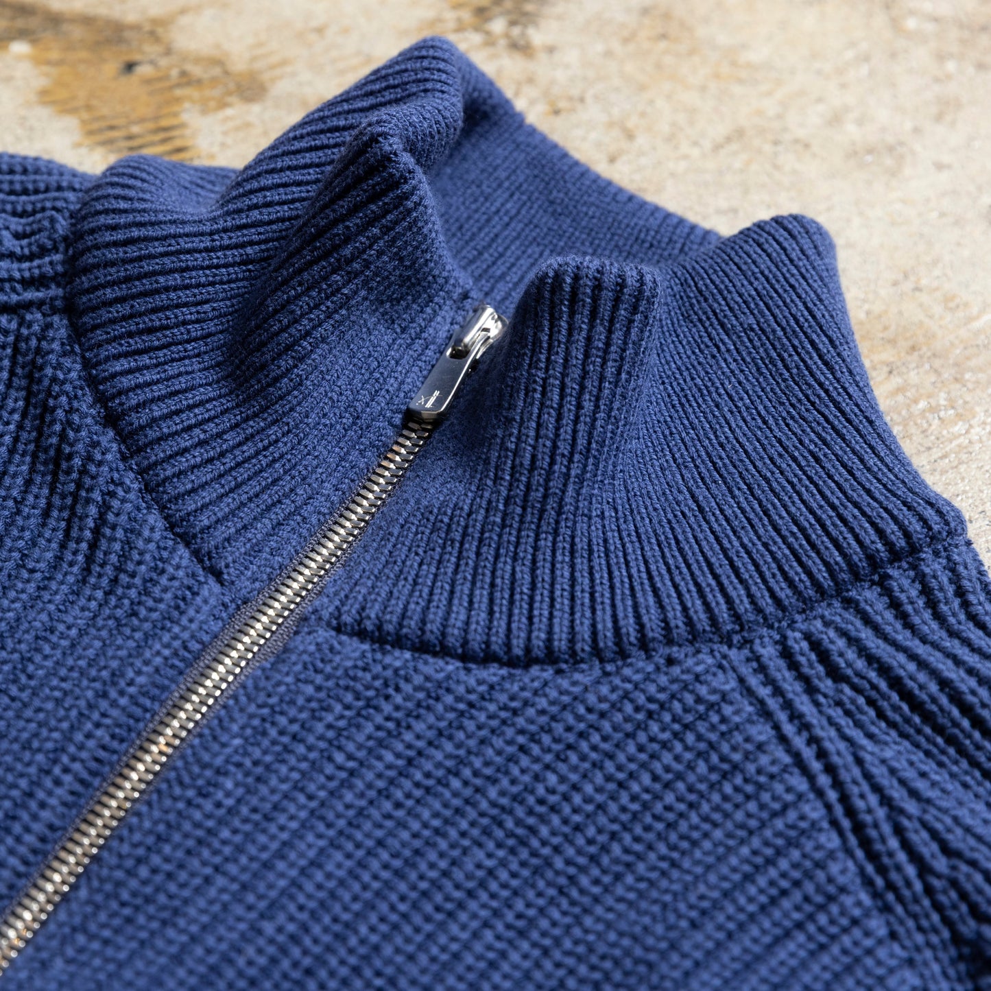 休日のOFFも、仕事のONも。大人の「ドライバーズニット」