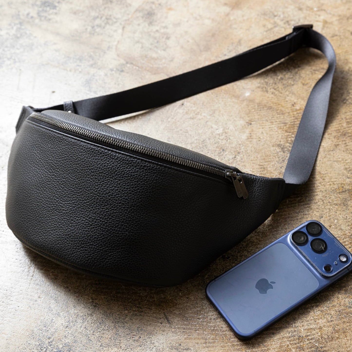 『ウエストバッグ』日常を、上質で運ぶ