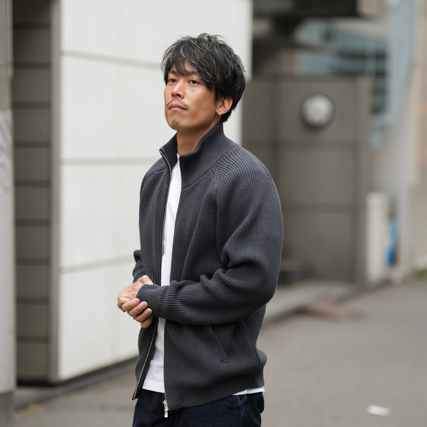 休日のOFFも、仕事のONも。大人の「ドライバーズニット」