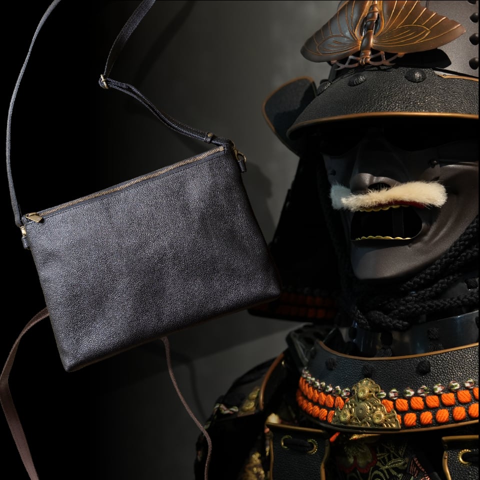 革のダイヤ「黒桟革ショルダーバッグ」（戦国時代から続くレザー）