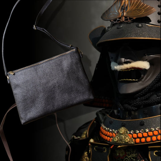 革のダイヤ「黒桟革ショルダーバッグ」（戦国時代から続くレザー）