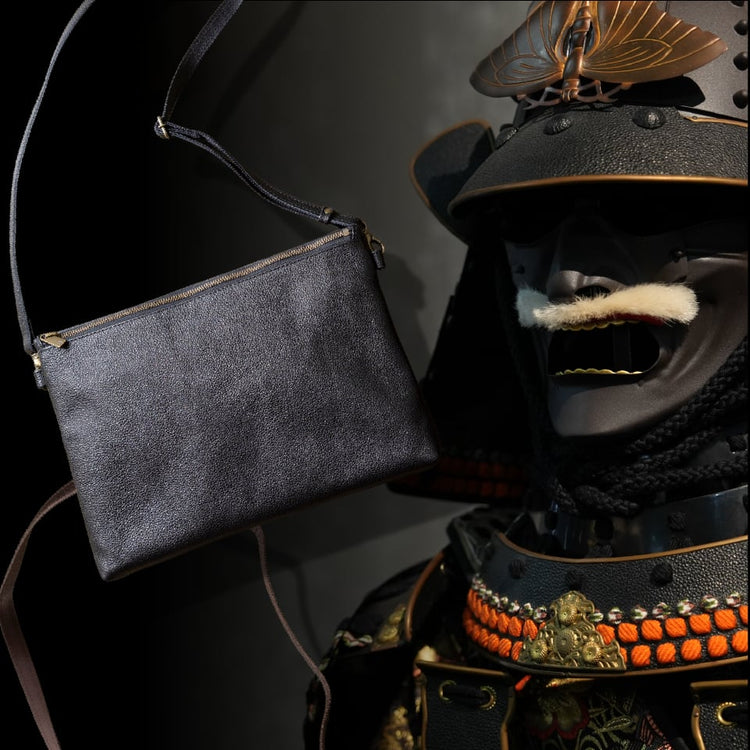 「黒桟革ショルダーバッグ」（Regularサイズ）