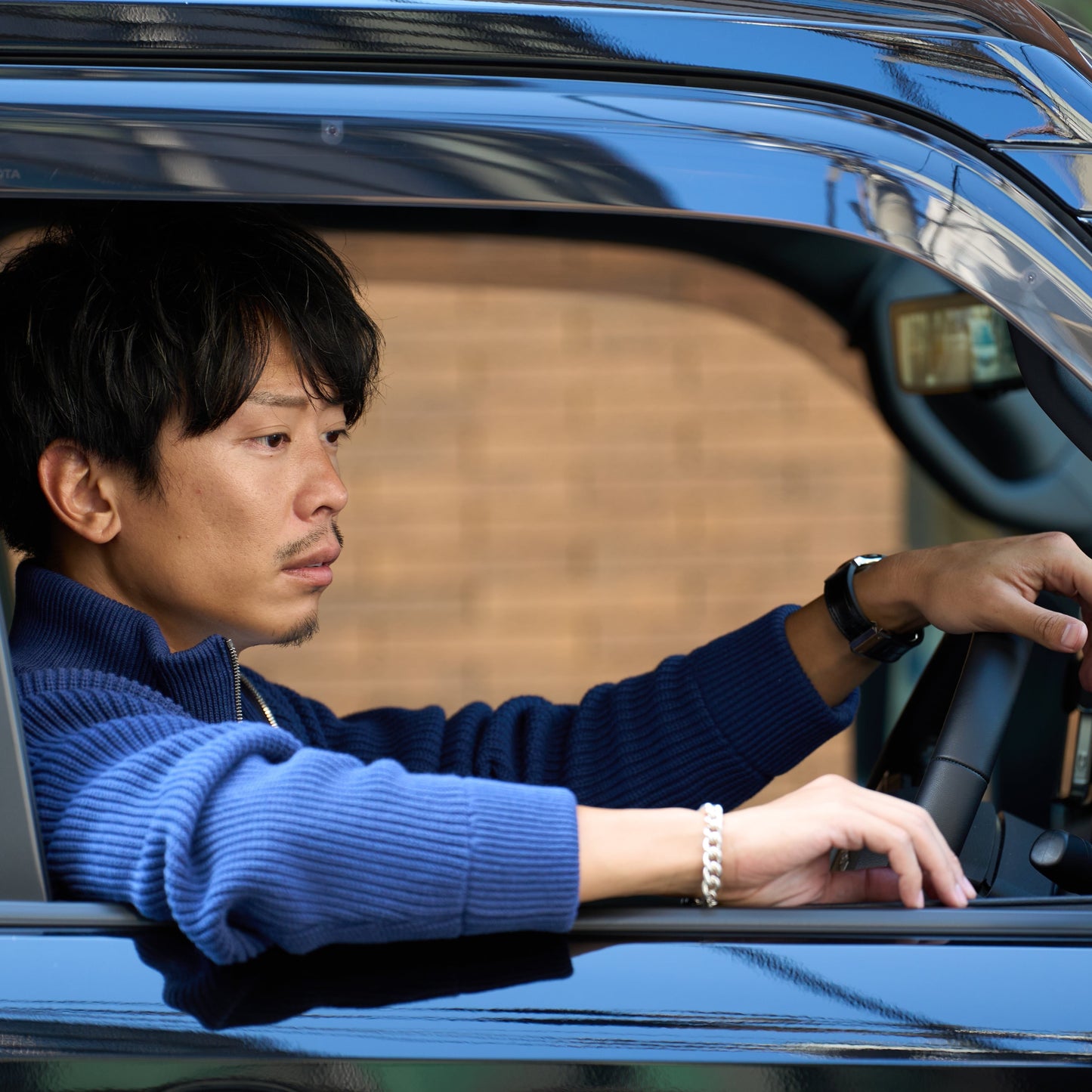 休日のOFFも、仕事のONも。大人の「ドライバーズニット」