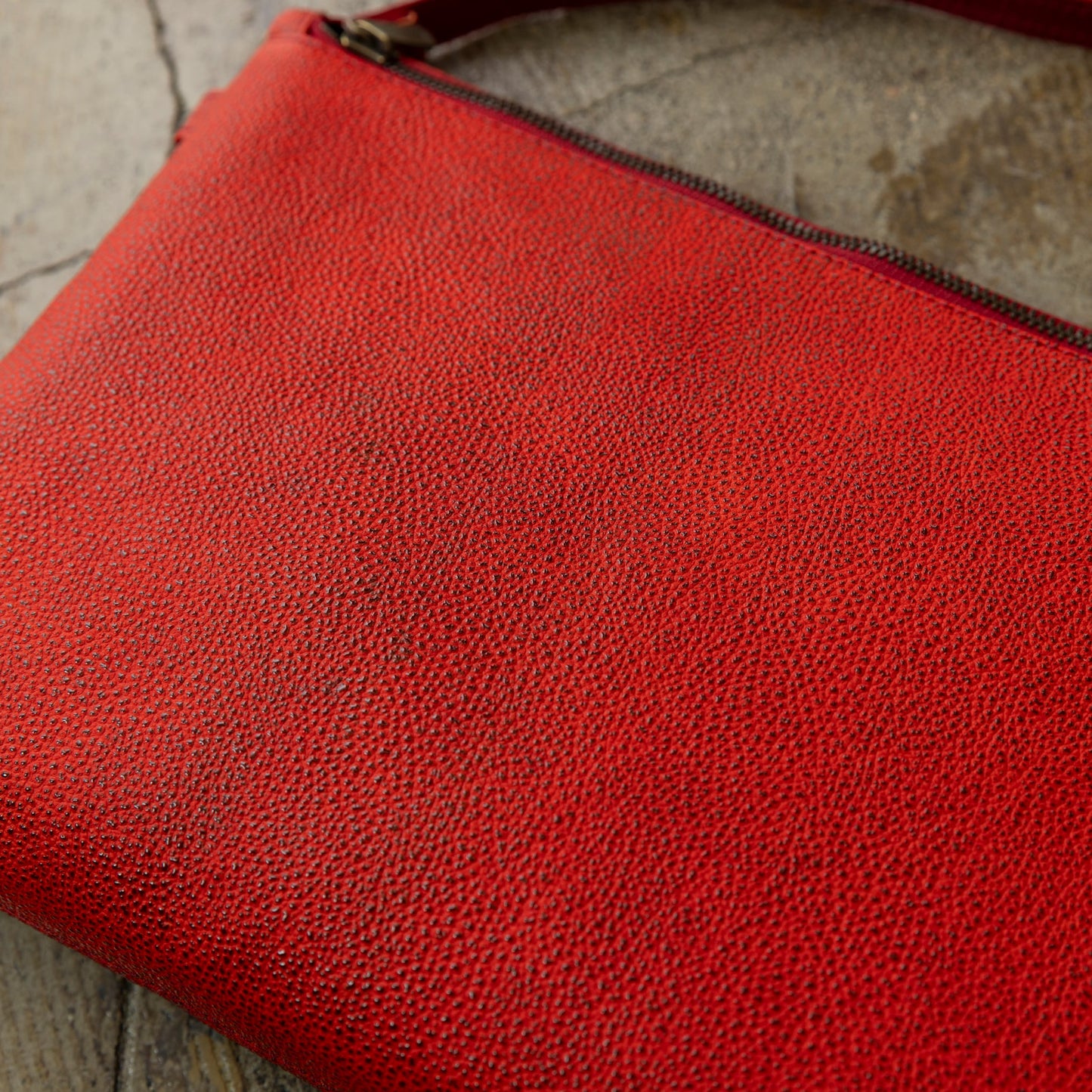 革のダイヤ「黒桟革ショルダーバッグ」（戦国時代から続くレザー）