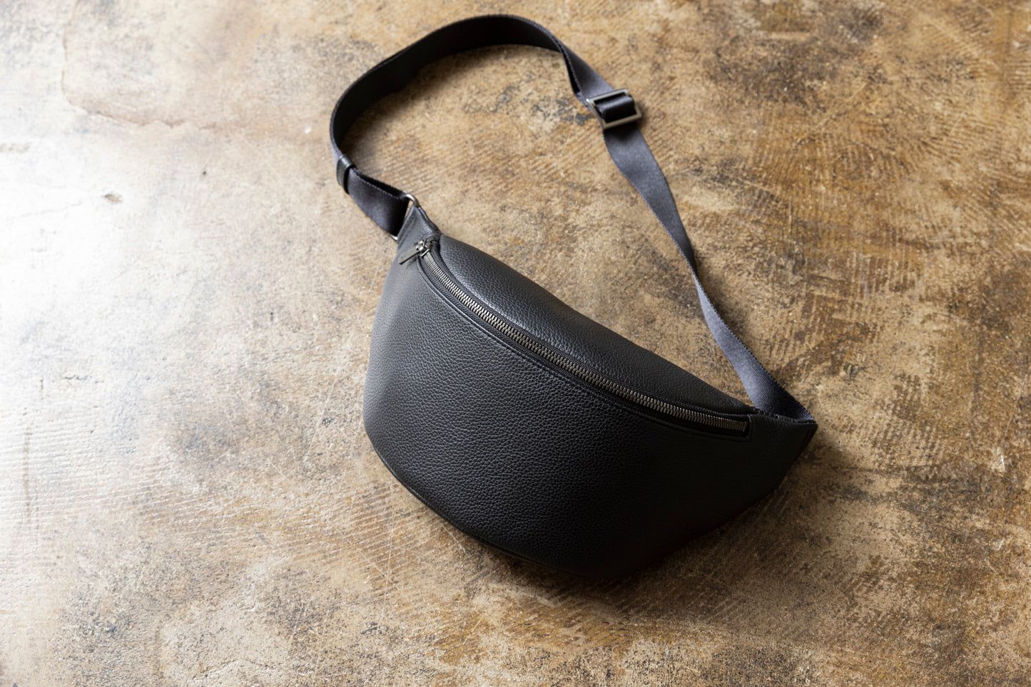 『ウエストバッグ』上質レザーでつくる、大人の贅沢。