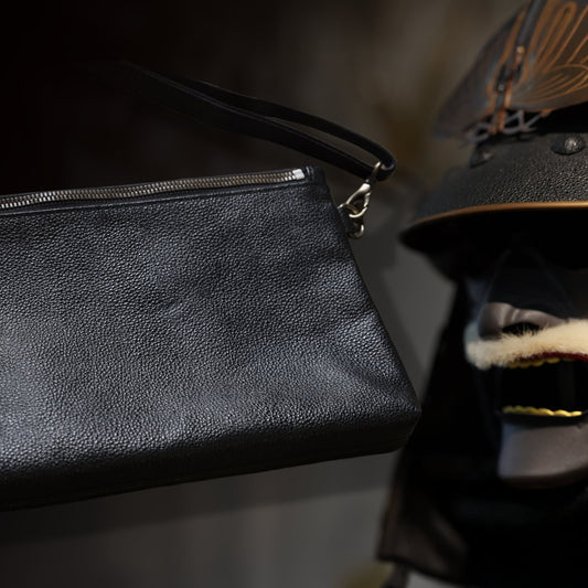 革のダイヤ「黒桟革ショルダーバッグ」（戦国時代から続くレザー）