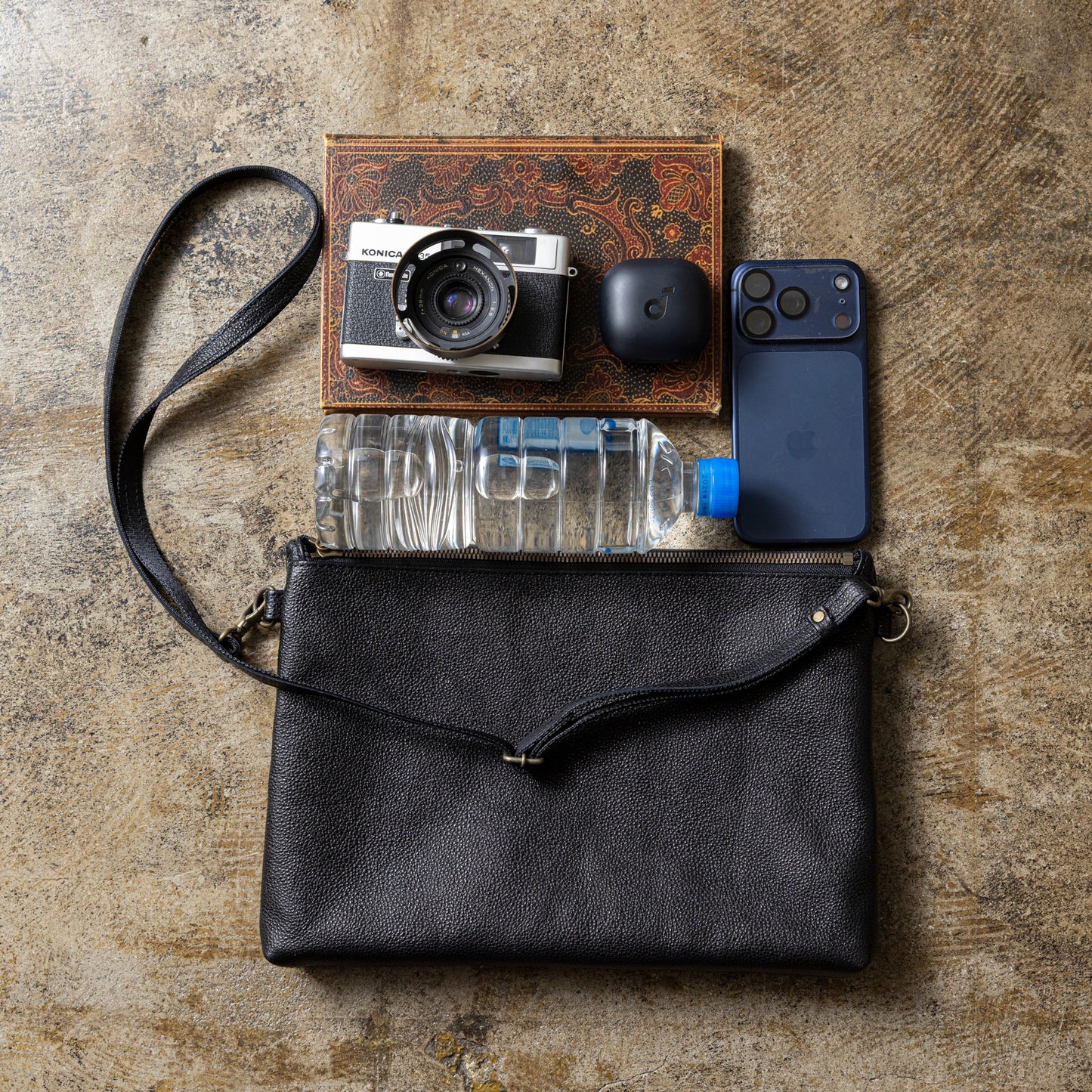 革のダイヤ「黒桟革ショルダーバッグ(大)」（戦国時代から続くレザー）