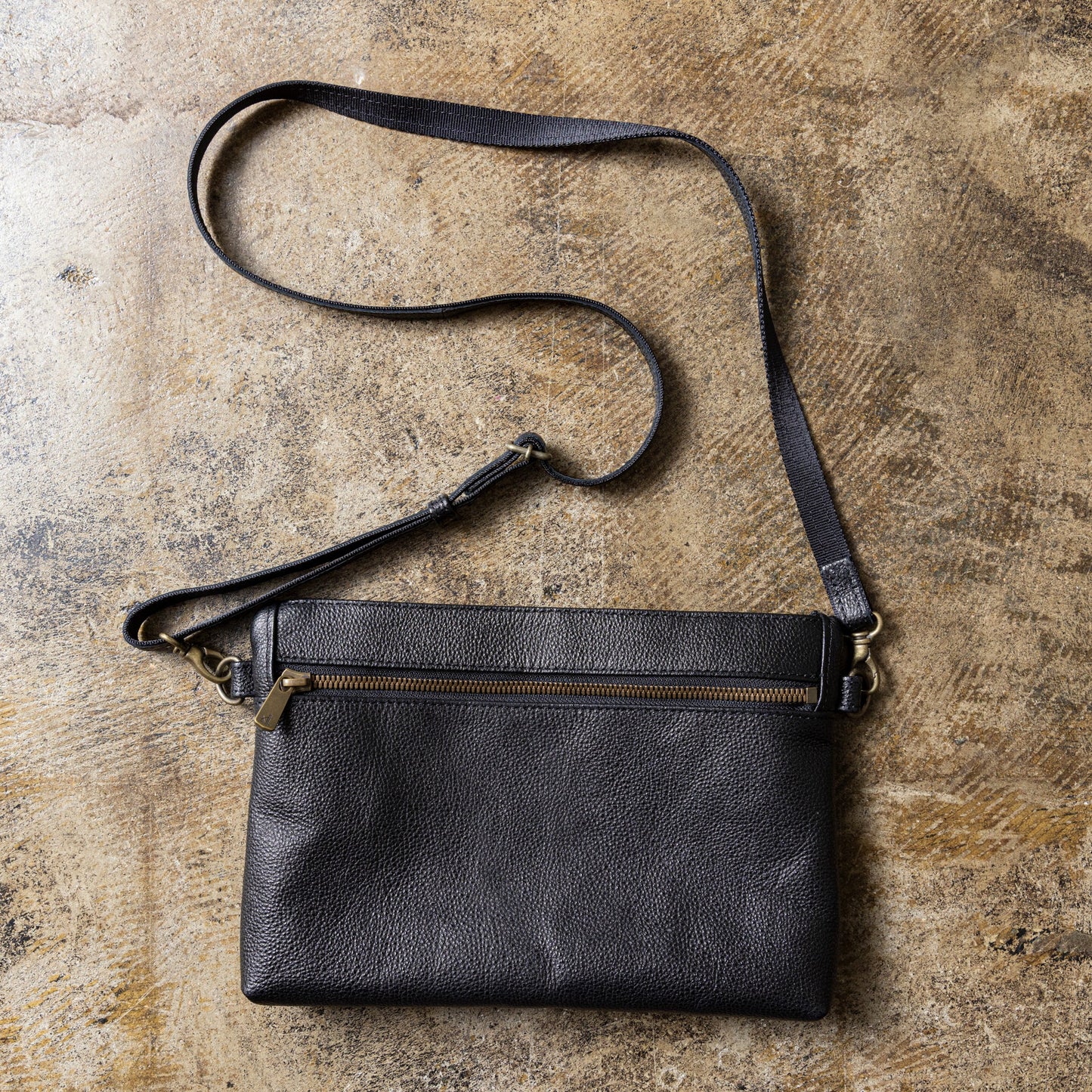 革のダイヤ「黒桟革ショルダーバッグ」（戦国時代から続くレザー）