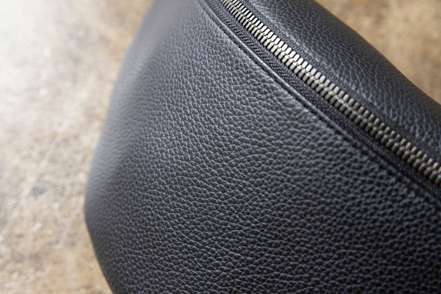 『ウエストバッグ』上質レザーでつくる、大人の贅沢。