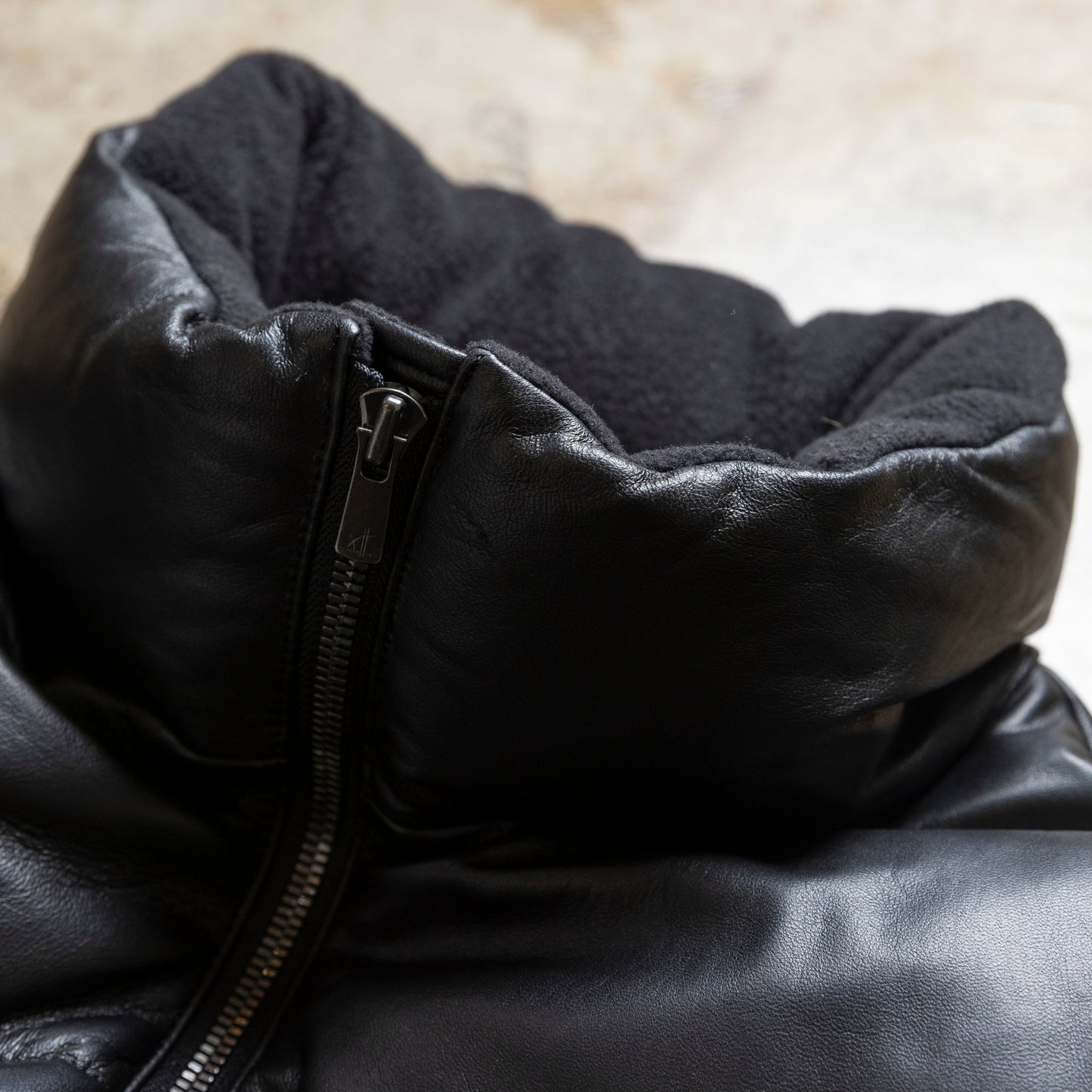 ヨーロッパ産の「革・羽毛」を贅沢に使った"レザーダウン"