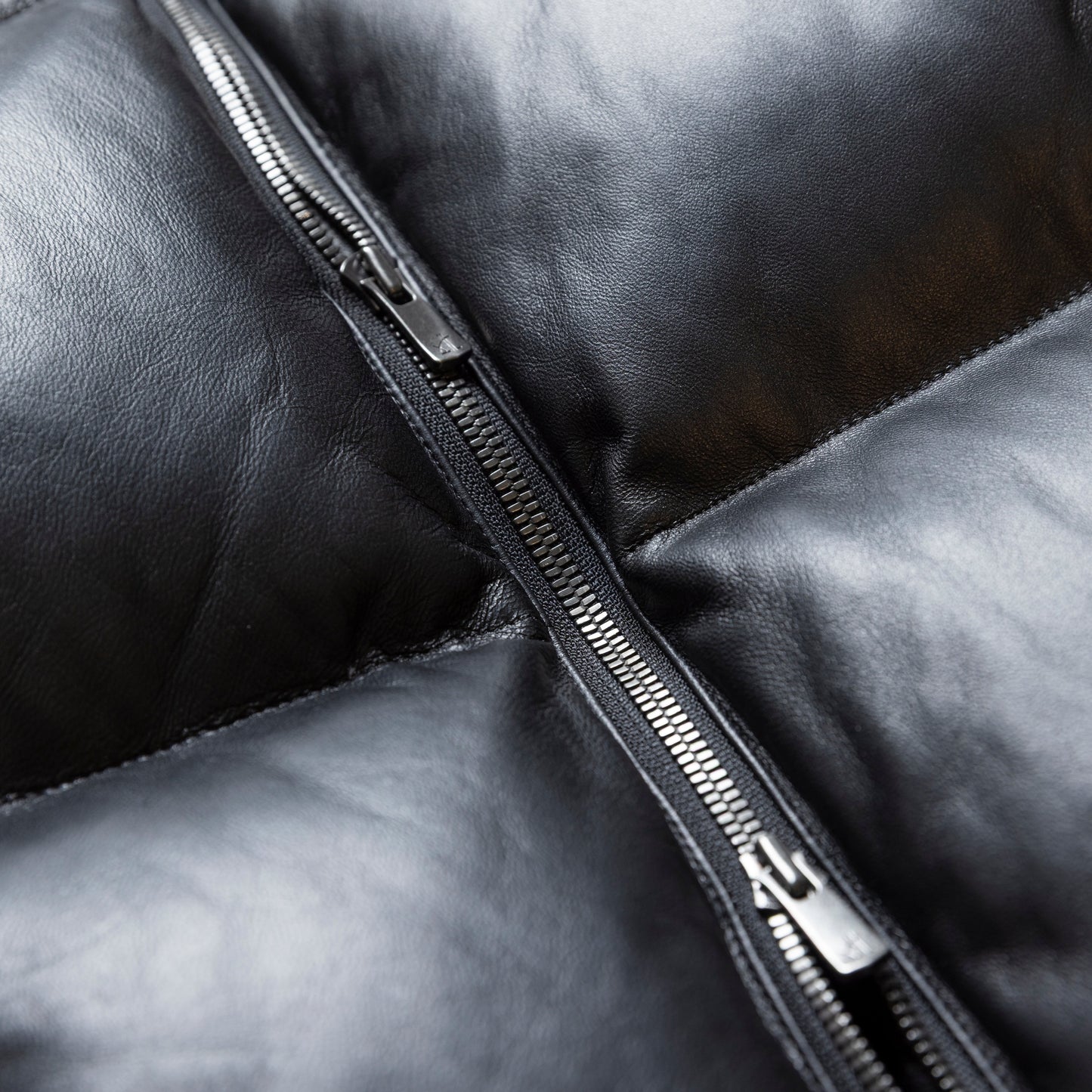 ヨーロッパ産の「革・羽毛」を贅沢に使った"レザーダウン"