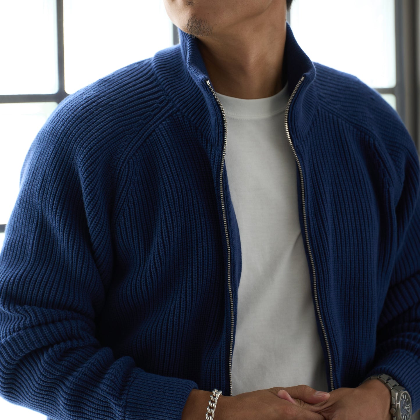 休日のOFFも、仕事のONも。大人の「ドライバーズニット」