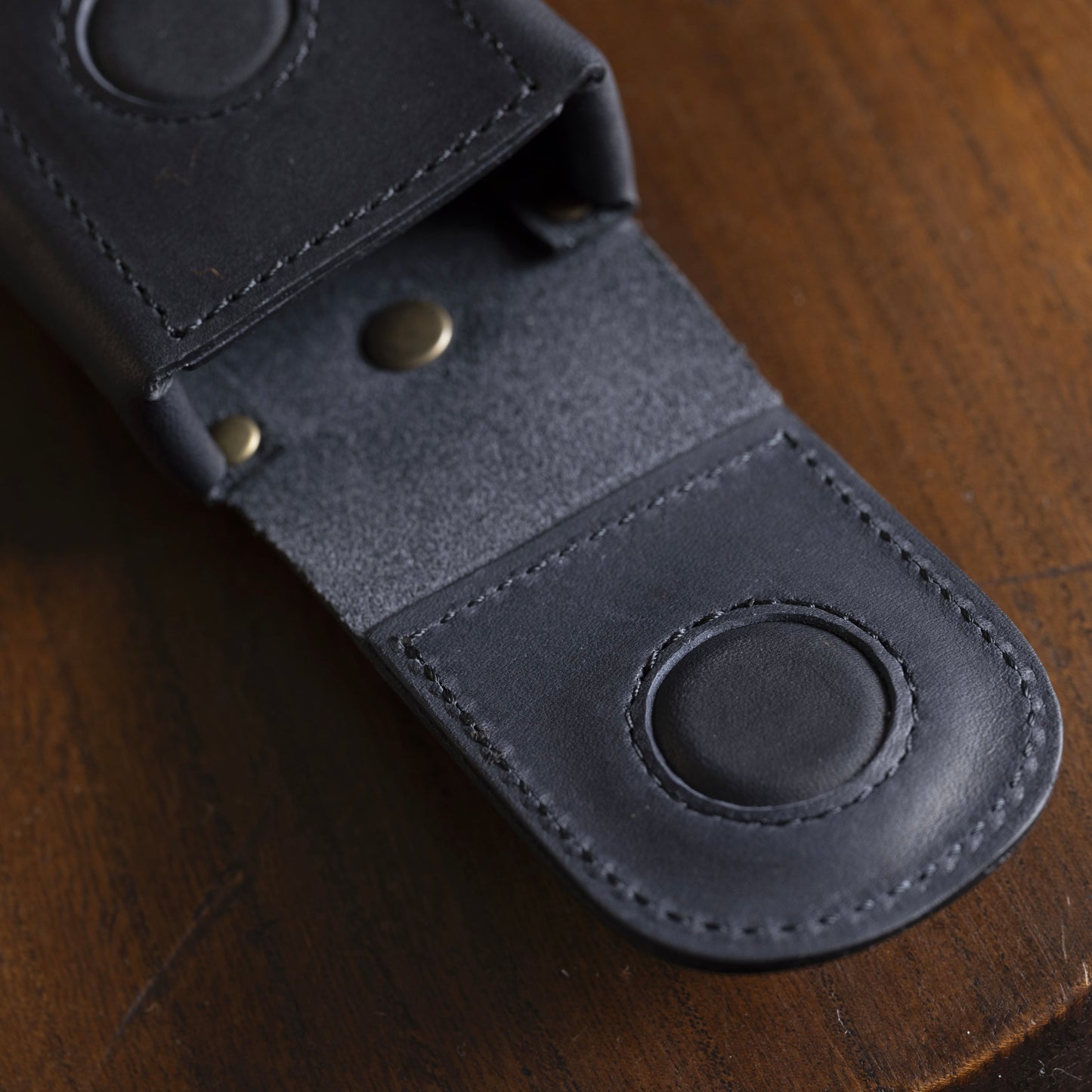 イヤホンケース「防水レザー × サステナブル」 長く使えるものを。小物から。