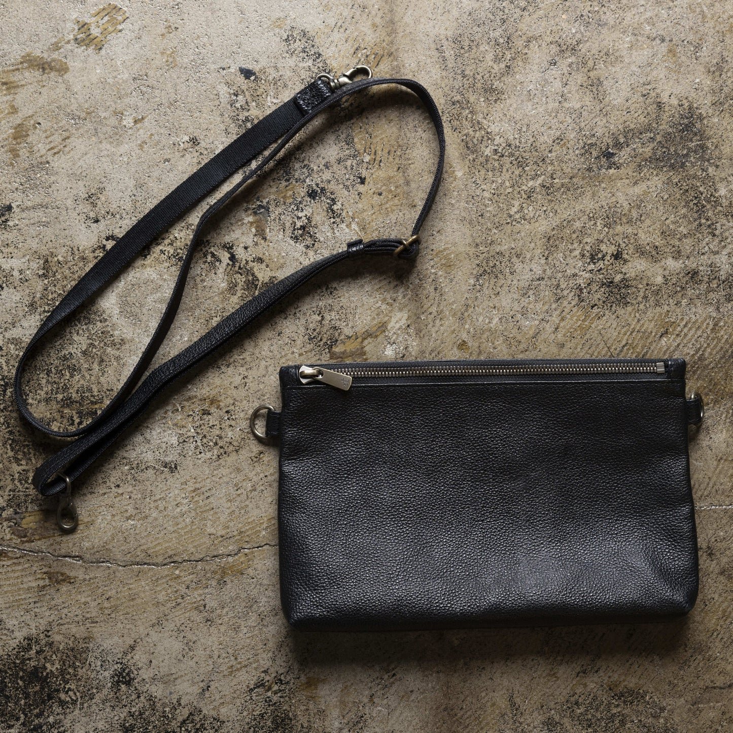 革のダイヤ「黒桟革ショルダーバッグ」（戦国時代から続くレザー）