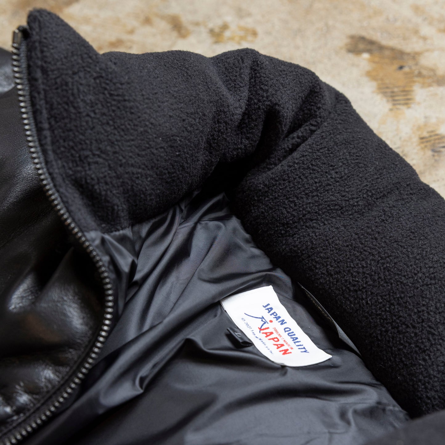 ヨーロッパ産の「革・羽毛」を贅沢に使った"レザーダウン"