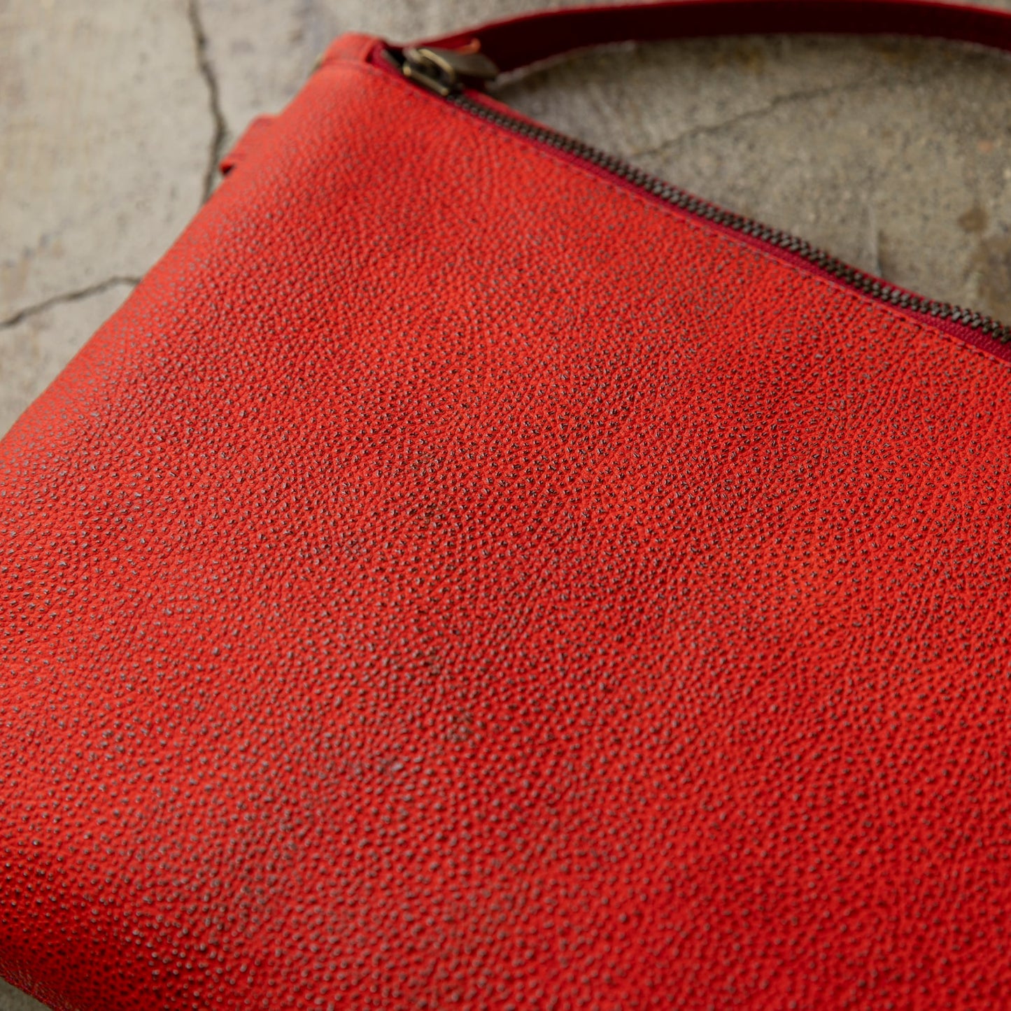 革のダイヤ「黒桟革ショルダーバッグ(大)」（戦国時代から続くレザー）