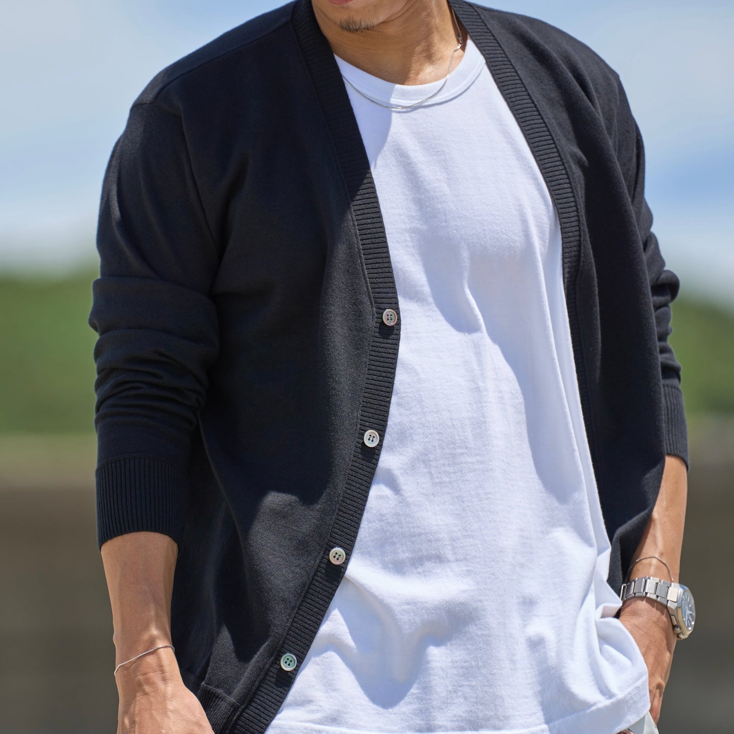 カシミヤ&コットン 着るとなぜか褒められる「上品な"カーディガン」