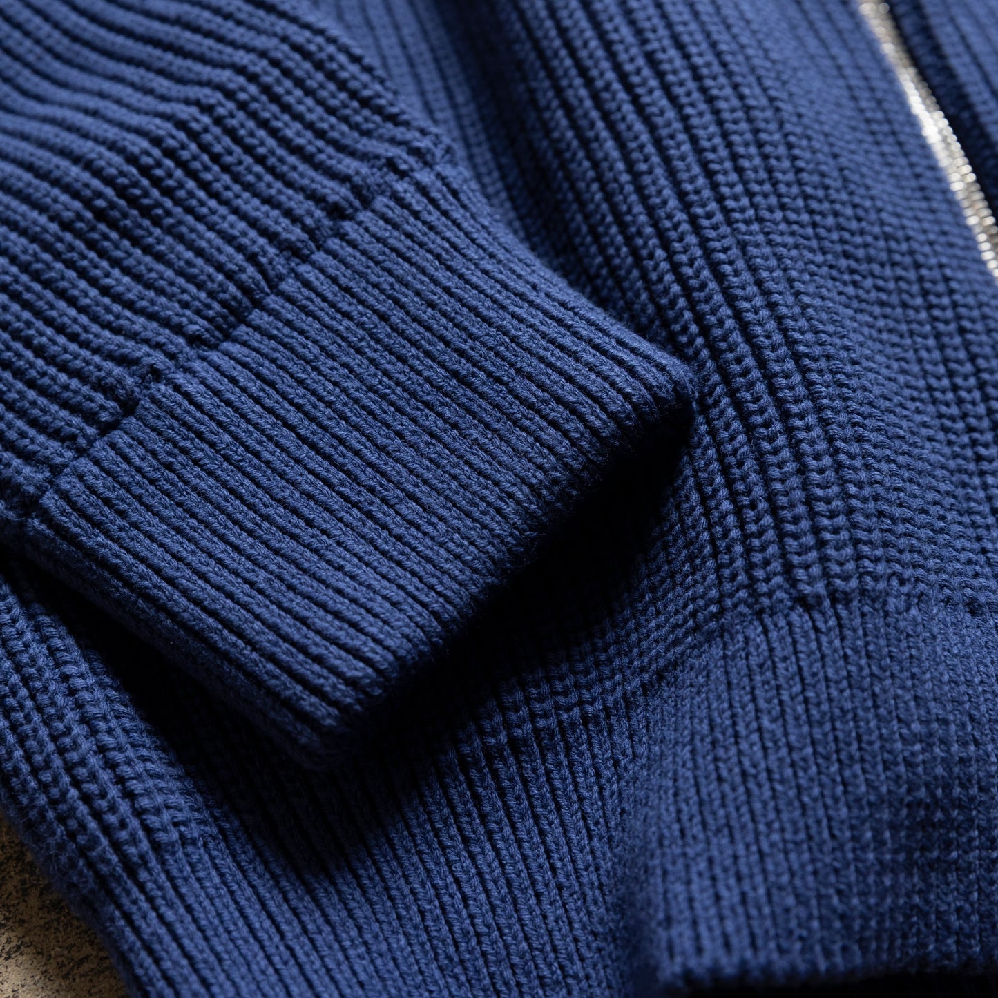 休日のOFFも、仕事のONも。大人の「ドライバーズニット」